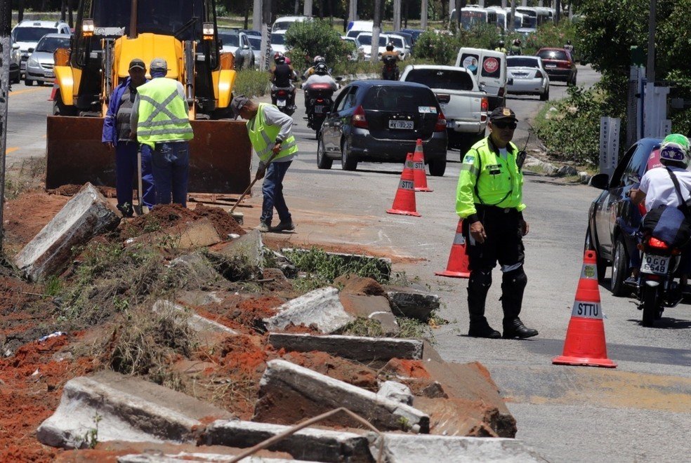 Obras Da Caern Interditam Avenida No Bairro Pitimbu Portal Di Rio Do Rn