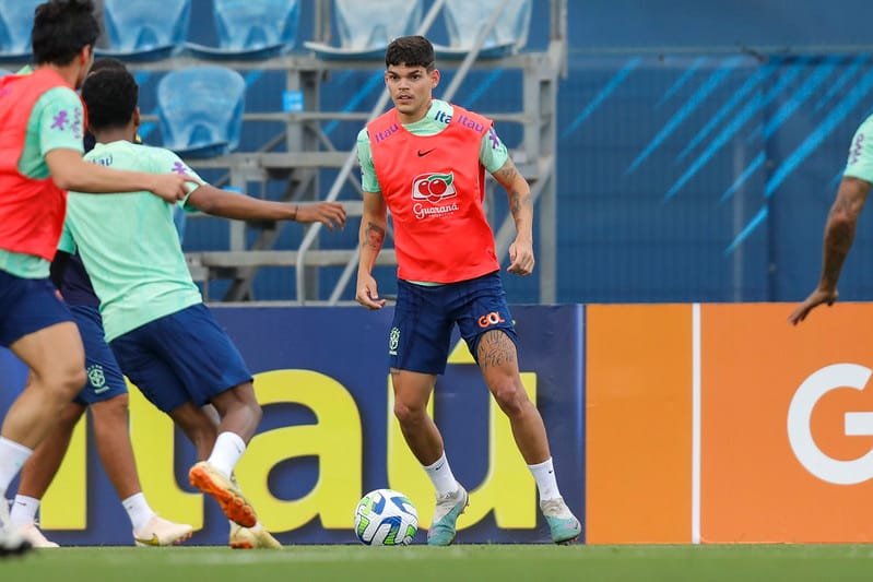 Ayrton Lucas ganha avaga de titular na Seleção