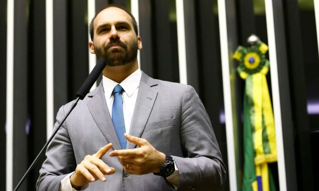 Professora pede abertura de investigação contra Eduardo Bolsonaro