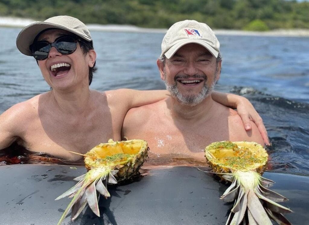 Sandra Annenberg e Ernesto Paglia curtem férias na praia de Sagi