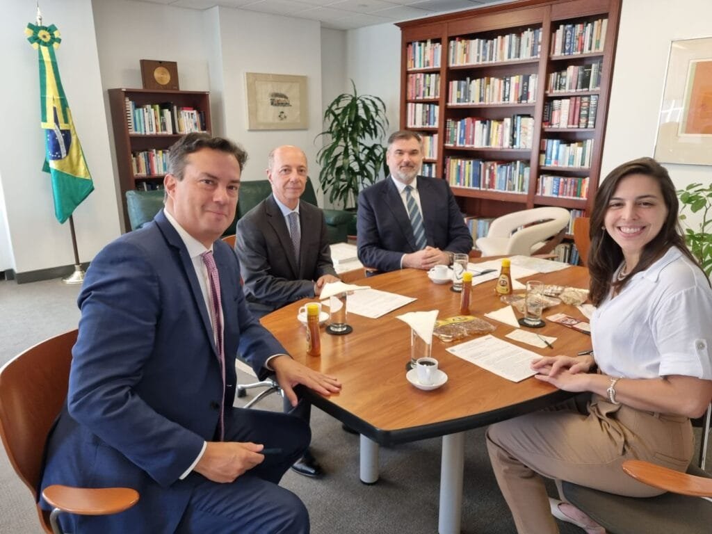 Deputada leva produtos do RN ao cônsul-geral do Brasil em Nova York e negocia promoção comercial