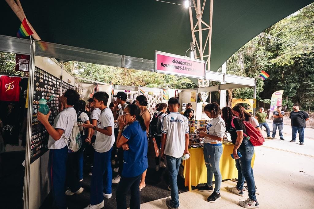 Governo do Estado investe R$ 800 mil na renovação dos acervos das escolas estaduais durante a FLIQ