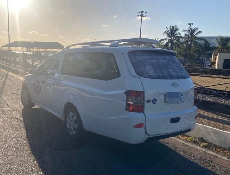 Idoso bêbado é preso enquanto transportava corpo em carro funerário