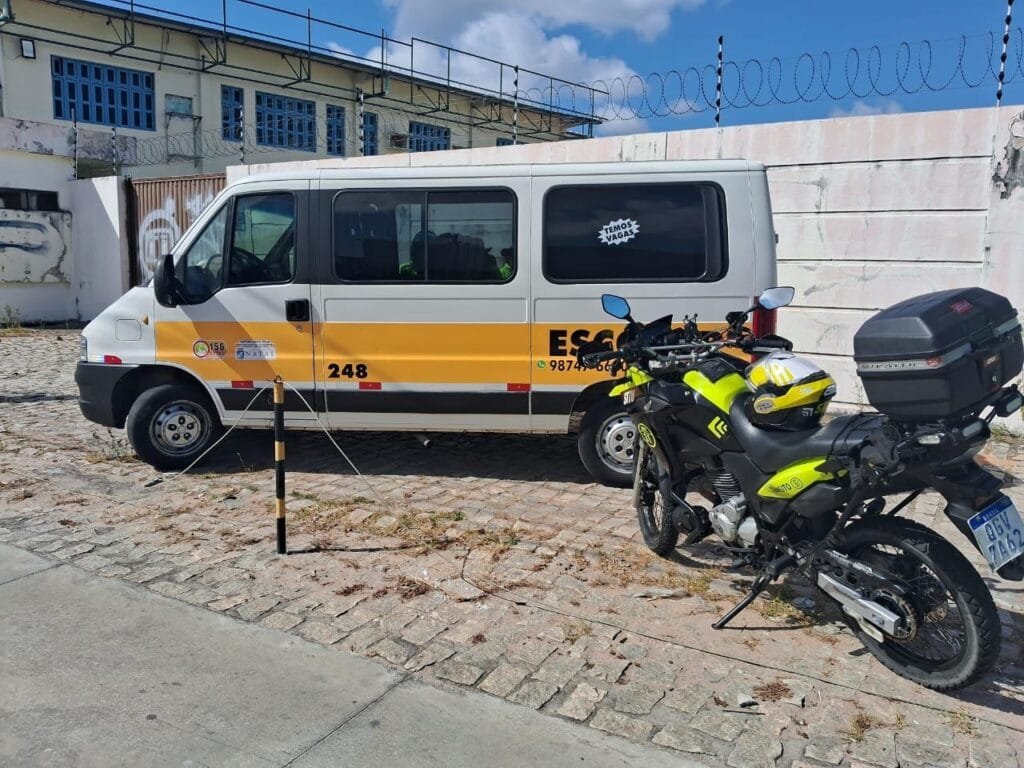 Criança esquecida em van escolar é salva por agentes da STTU