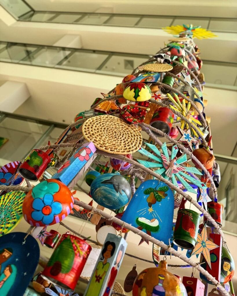 Árvore feita com artesanato chama atenção pela autenticidade e beleza