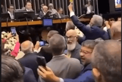 Deputado petista dá tapa em bolsonarista no Congresso enquanto base e oposição discutiam sobre Lula; veja o vídeo