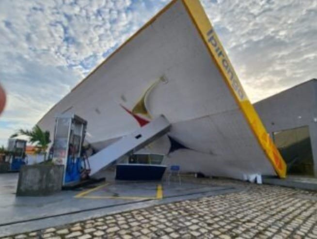 Cobertura metálica de posto de combustíveis em Mossoró desaba após ventania