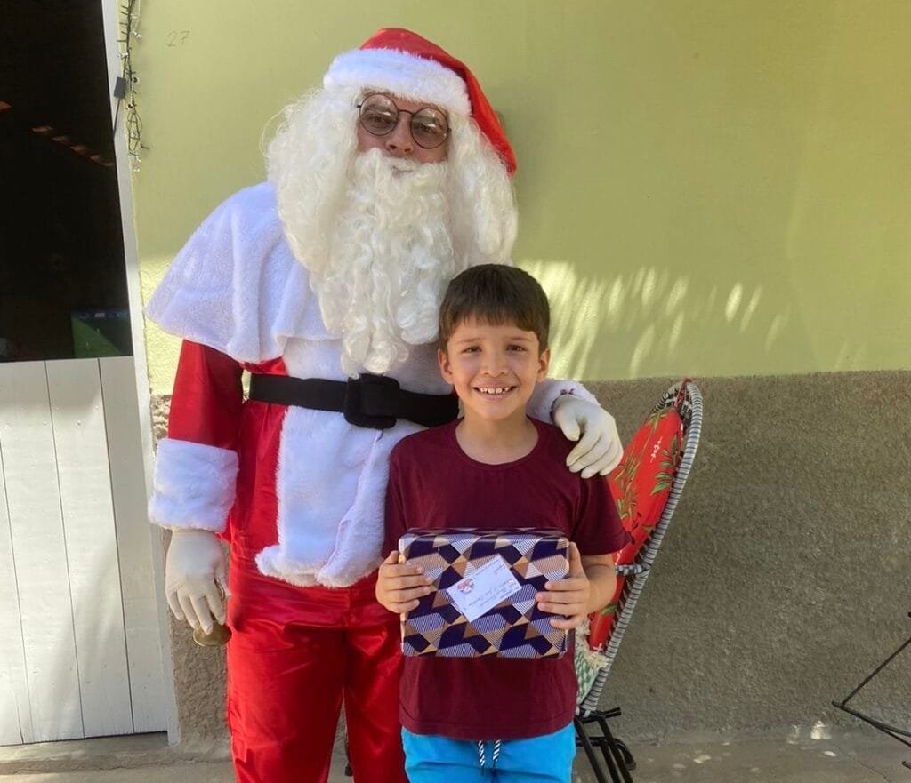 Loja de brinquedos resgata a magia natalina com entrega de presentes pelo Papai Noel no interior do RN