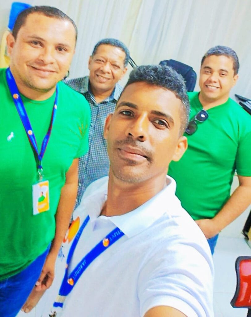 Paulinho Porto (de crachá) comanda equipe da nova TV Litoral no RN - Foto: Cedida