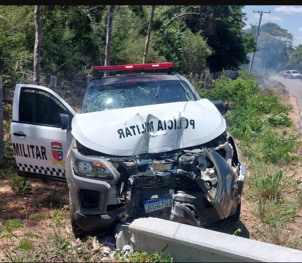 Viatura da Polícia Militar colide com um poste no Alto Oeste Potiguar