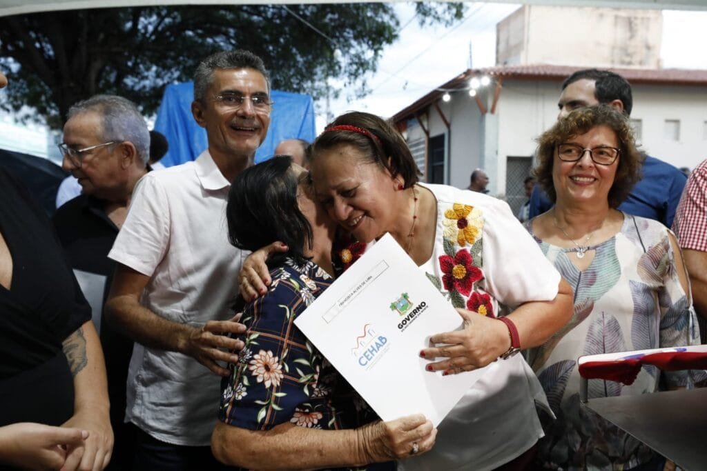Governadora entrega títulos de regularização fundiária em Parelhas