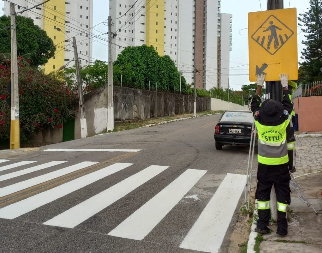Capim Macio tem melhorias na sinalização viária