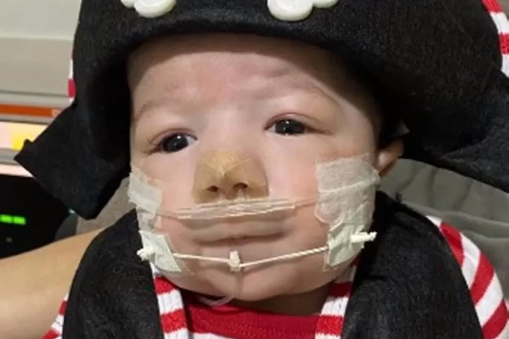 Mulher de Zé Vaqueiro mostra o filho fantasiado para Carnaval na UTI