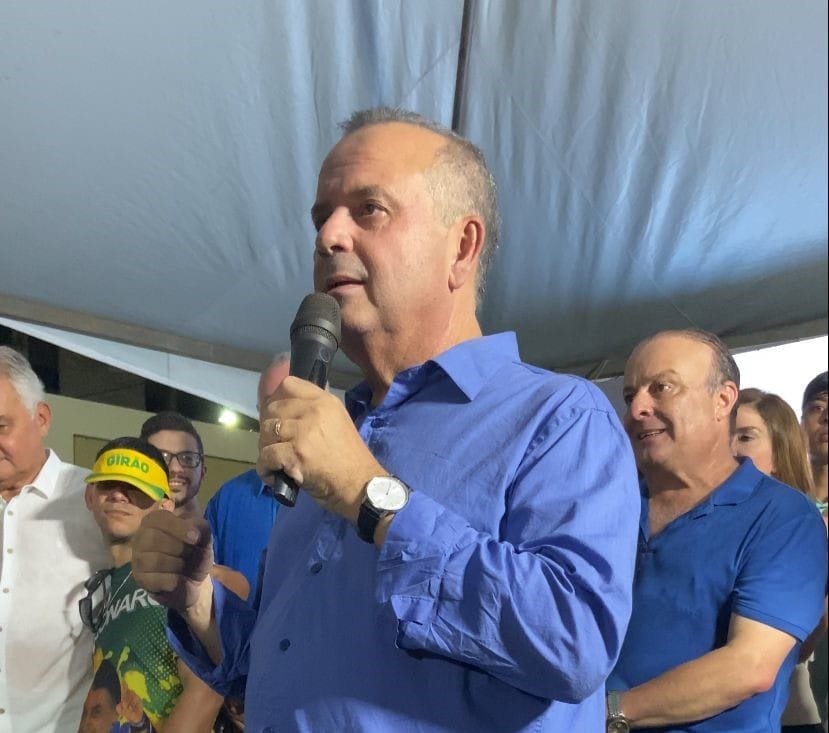 Rogério acena para Álvaro e sinaliza que pode ceder vaga de vice ao prefeito