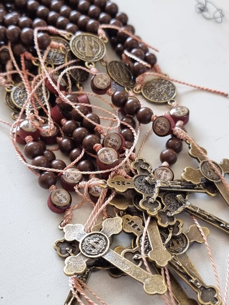 Internos de Alcaçuz são contratados para fabricar terços religiosos