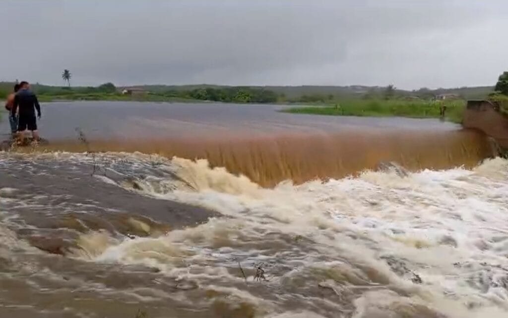 Açude em Currais Novos tem aumento de nível, após fortes chuvas no RN