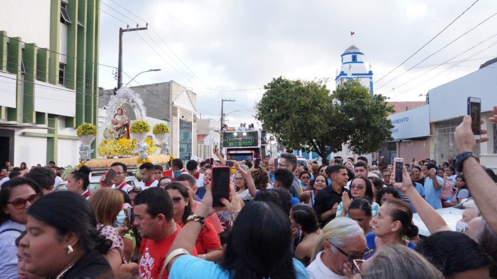 Procissão de encerramento da festa da padroeira de Natal tem público recorde