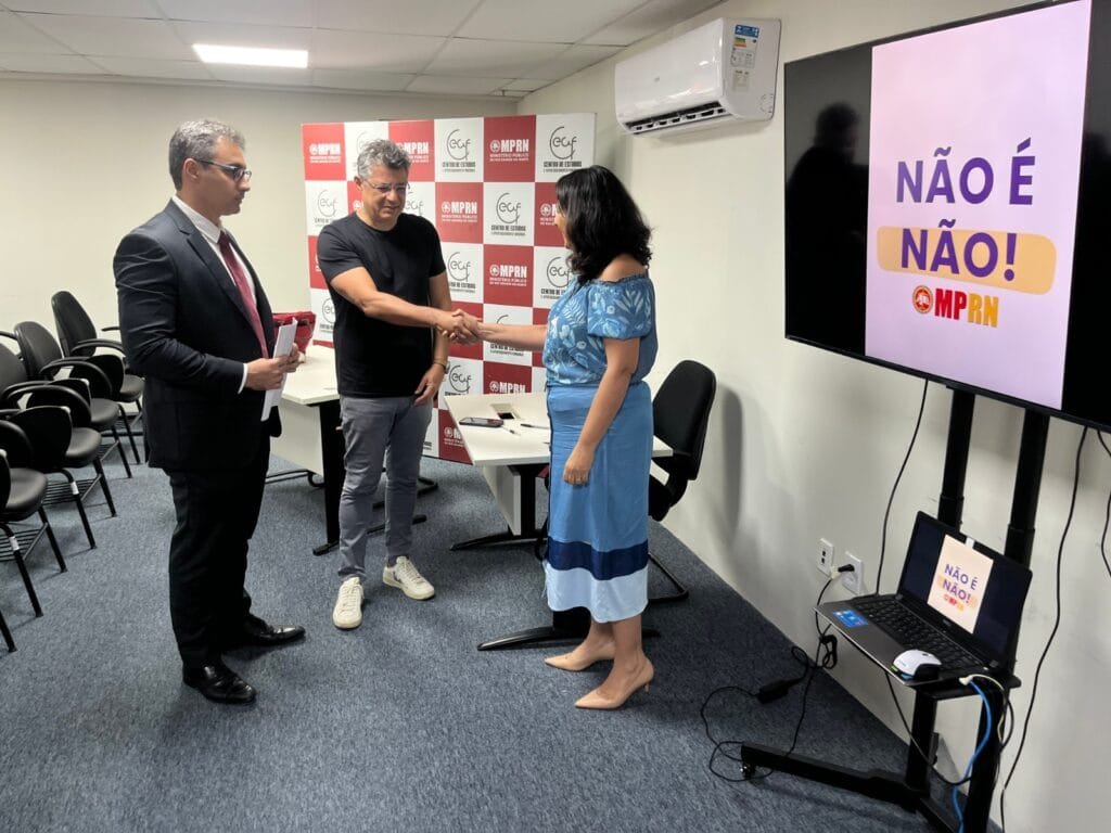 Carnatal firma acordo com MPRN para adotar medidas de combate à violência contra a mulher