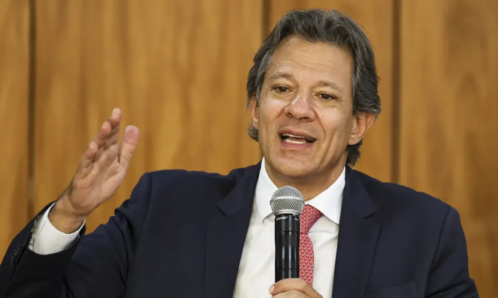 Haddad anuncia isenção de Imposto de Renda para quem ganha até R$ 5 mil e taxação extra dos mais ricos