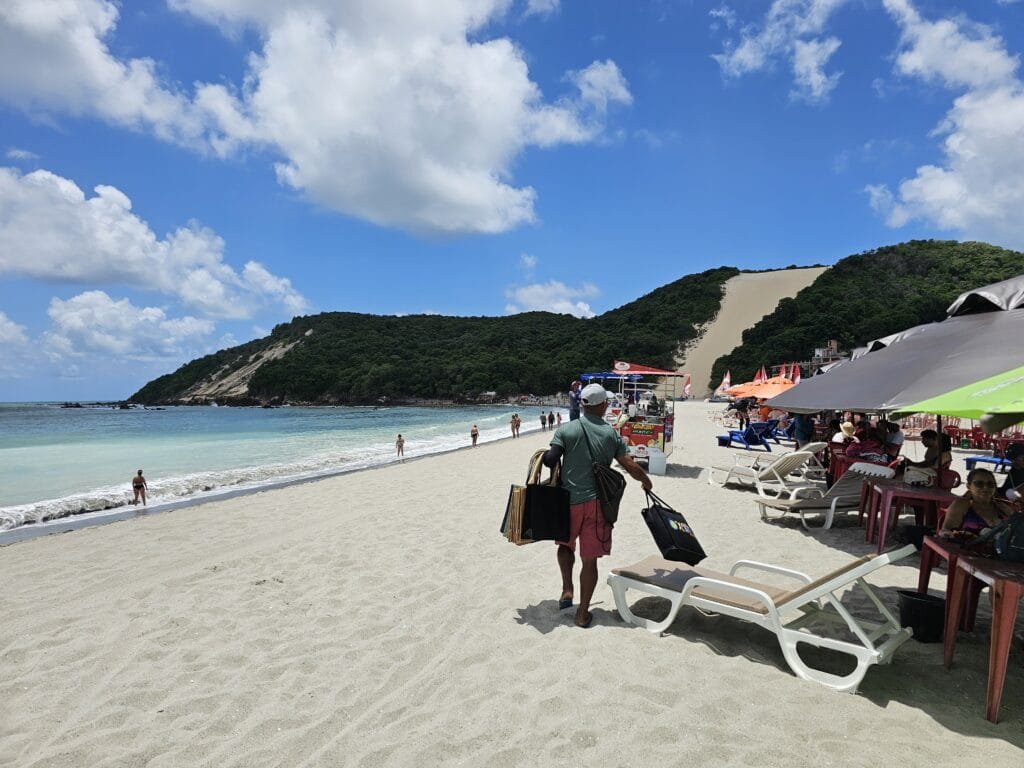Praia de Ponta Negra: após um mês de serviço de limpeza, 134 m³ de rodolitos foram removidos
