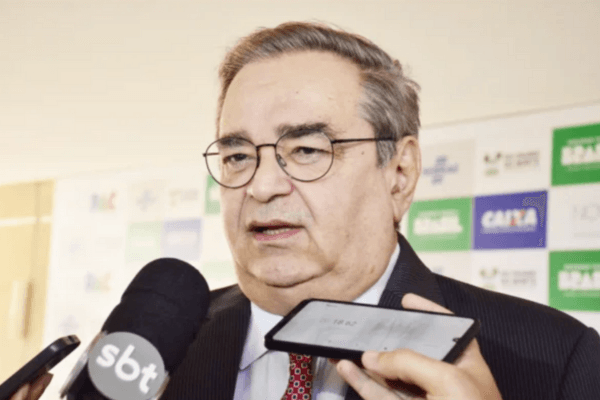 Álvaro quer chapa “moderada” com presença de Bolsonaro no palanque