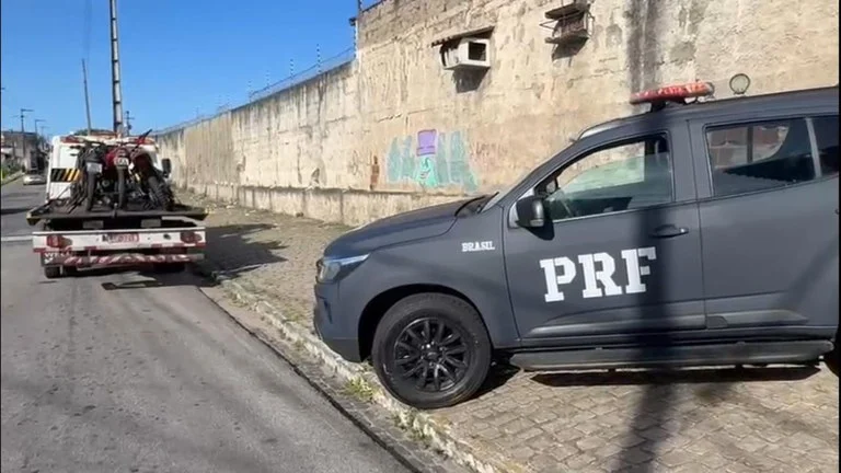 Homem tenta fugir da PRF durante ação que apreendeu cinco motos adulteradas em Natal