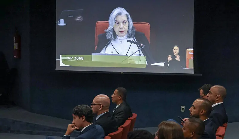 “O 8 de janeiro não foi um acontecimento banal”, diz Cármen Lúcia no STF