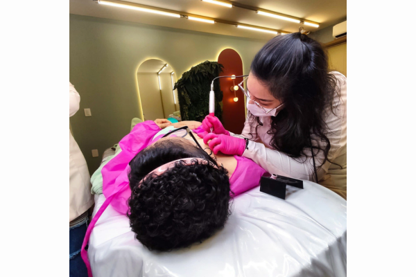 Laço Rosado: Projeto voluntário devolve autoestima após mastectomia