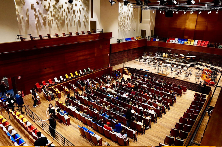 Primeira sala de concertos em uma favela no mundo é inaugurada no Brasil