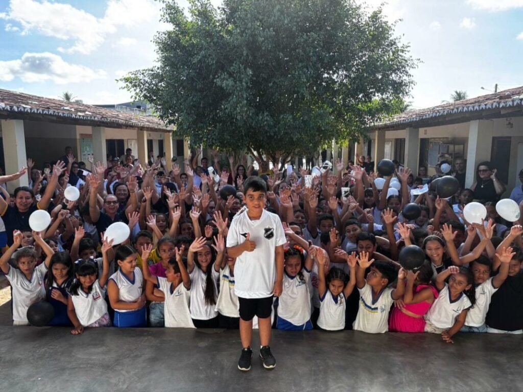 ABC homenageia Lucas Benício, fã mirim que viralizou vestindo a camisa do clube em escola