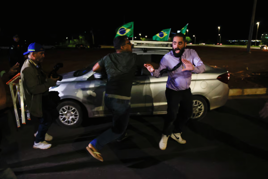 Homem discursa contra Bolsonaro em vigília de Flávio e é agredido por apoiadores do ex-presidente
