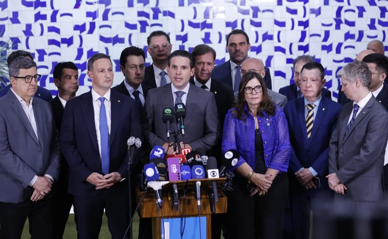 Derrite recua de equiparar facções a terrorismo e promete penas mais duras