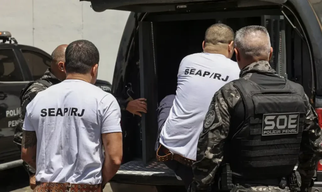 Criminosos são levados em avião da PF para outros estados| Foto: Rogério Santana| Divulgação