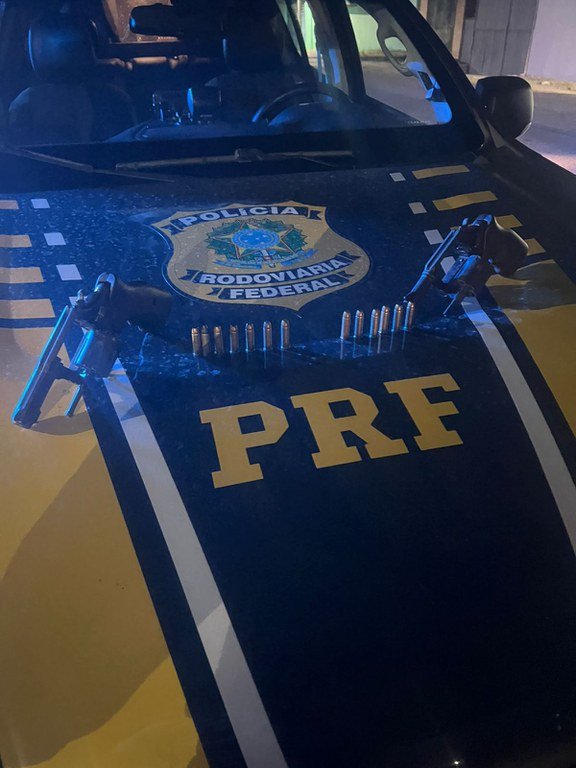 PRF resgata motorista mantido refém e prende dupla armada na BR-226, em Natal