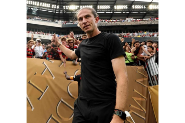 Técnico Filipe Luís renova contrato até o final de 2027