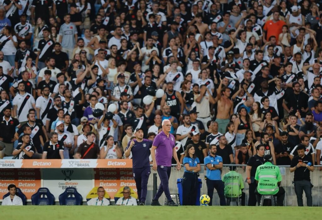 Dorival Júnior iguala Felipão como técnico com mais títulos de Copa do Brasil