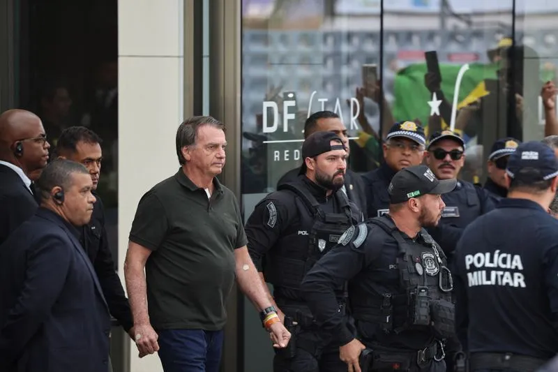 Cirurgia de Bolsonaro deve durar até quatro horas e terá anestesia geral
