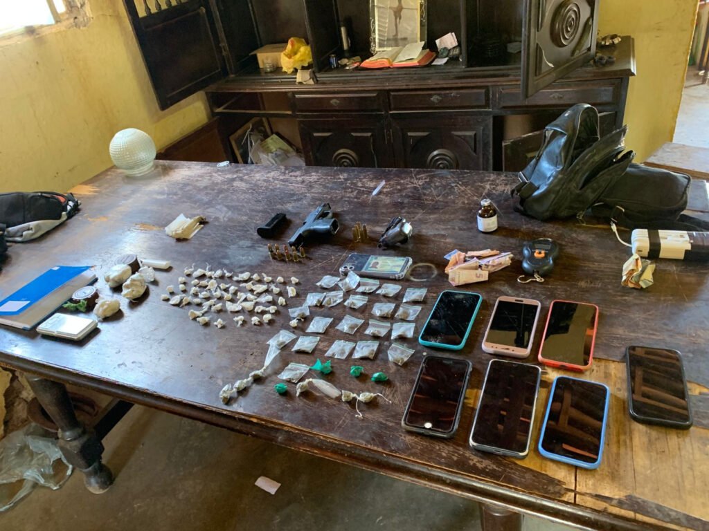 Polícia apreende armas e drogas durante rinha de galo em Florânia