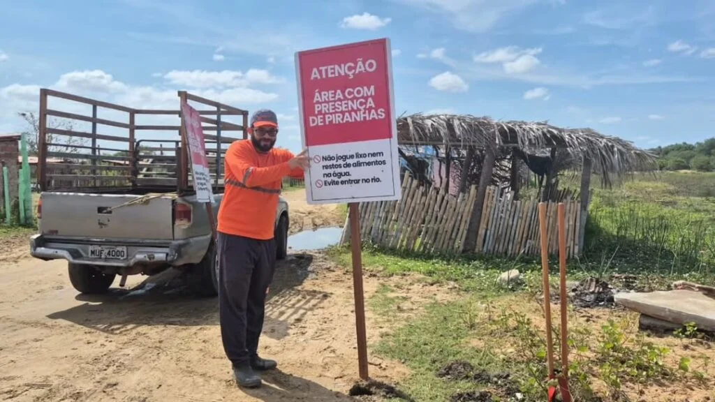 Prefeitura de Assú instala placas de alerta de piranhas em rio