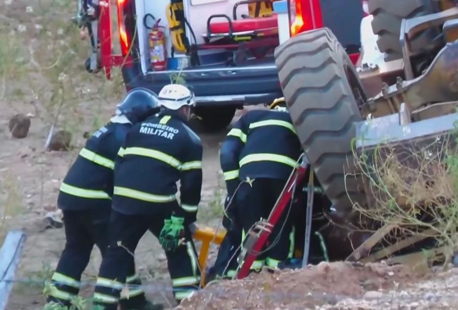 Vítima presa às ferragens após tombamento de pá carregadeira é resgatada em Currais Novos