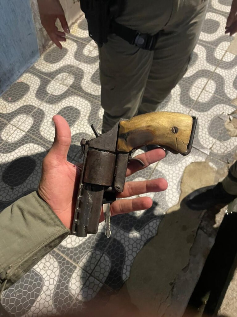 Polícia prende suspeito de roubo, apreende arma de fogo e recupera celulares na Zona Norte de Natal