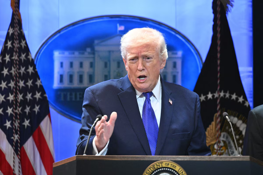 Serviço Secreto dos EUA diz que matou a tiros homem armado que tentava entrar na casa de Trump