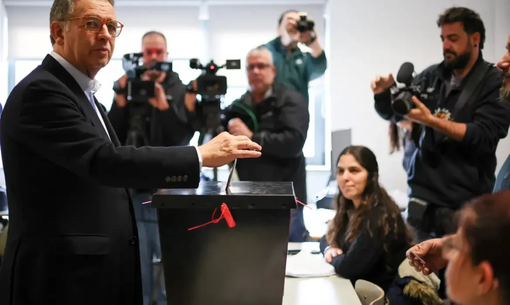 Candidato socialista vence direita radical e é eleito presidente de Portugal
