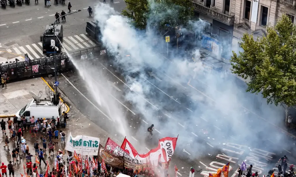 Reforma de Milei permite jornada de 12 horas e limita greve
