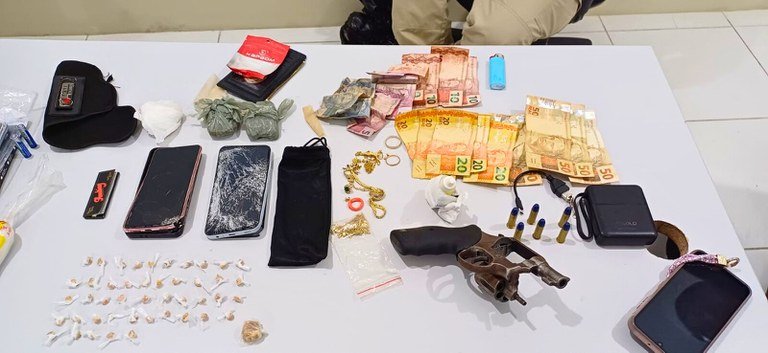 Foragido por homicídio é preso pela PRF por tráfico de drogas e porte ilegal de arma em Macaíba