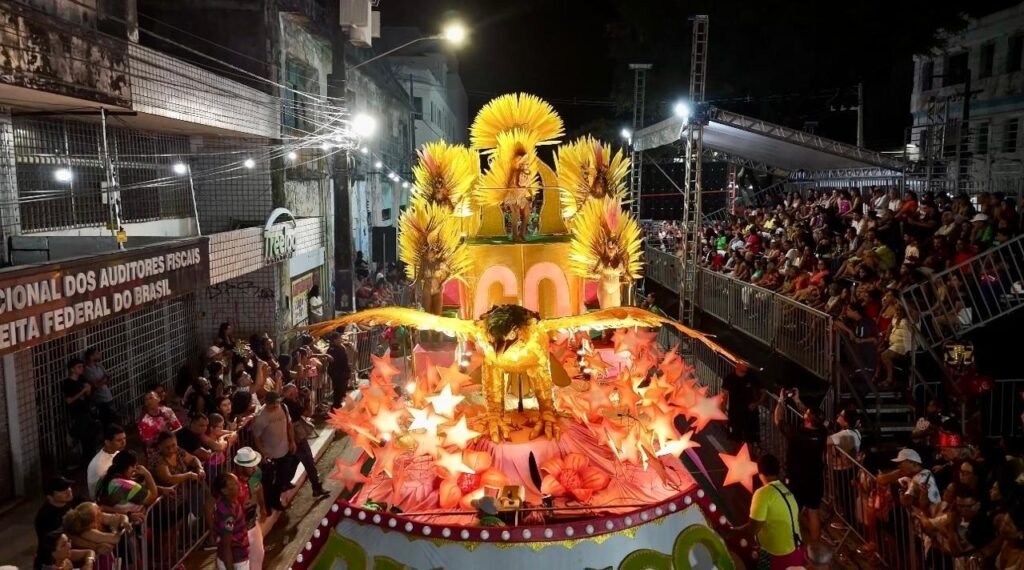 Carnaval de Natal encerra com maior desfile de escolas de samba da história da cidade