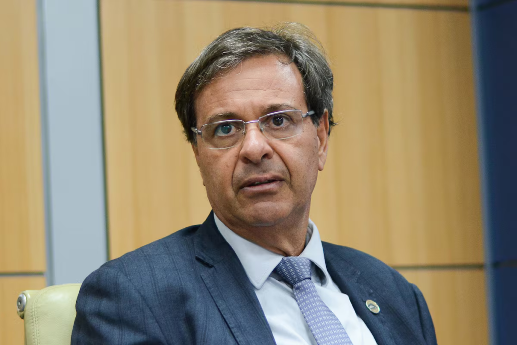 Ex-ministro de Bolsonaro divulga adesivos pró-Flávio no carnaval e critica homenagem a Lula