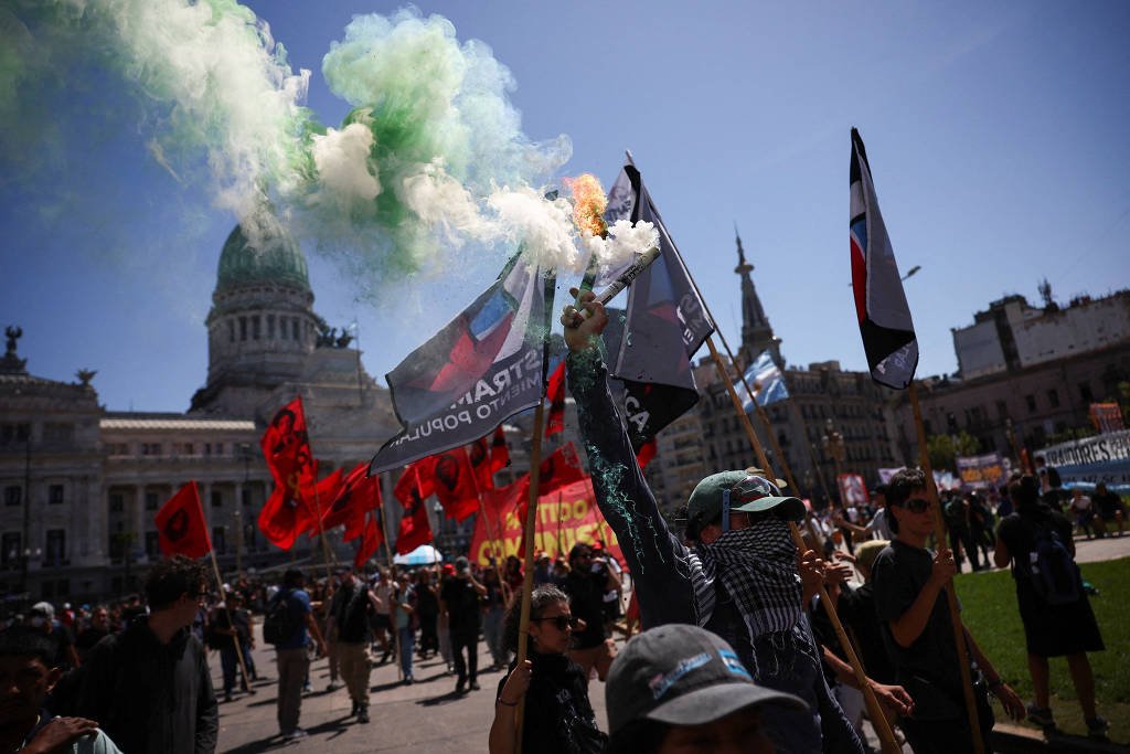 Milei tem vitória no Senado e consegue aprovar reforma trabalhista na Argentina