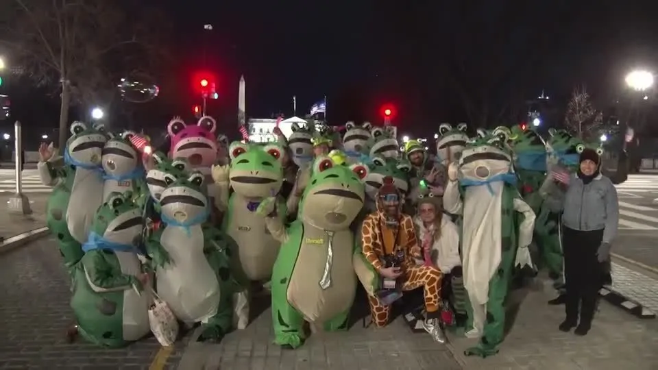 Ativistas vestidos de sapo protestam em Washington após discurso de Trump