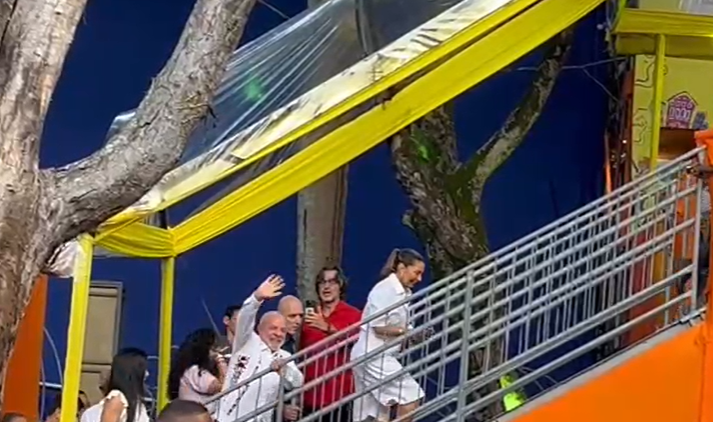 Lula chega a Salvador e acompanha folia ao lado da primeira-dama